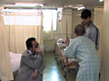 旦那のそばでムリヤリ性行為 人妻のこらえ顔
