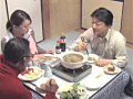 夫のすぐそばで… 他人とファックする妻たち総集編