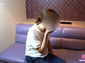 メガネの美女が飲尿食ザー初体験！