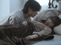 灯りが落ちる前に 交わらない想いが夜に溶けていく