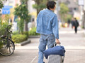 灯りが落ちる前に 交わらない想いが夜に溶けていく