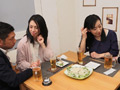 週末の夜、居酒屋で飲んでいるおばさん2人組。