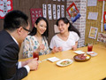週末の夜、居酒屋で飲んでいるおばさん2人組。 2