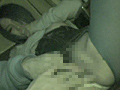 うぶな娘は乗客が寝静まった後触られても声を押し殺す