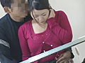 密室で耳を愛撫され腰を抜かす敏感妻