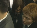 超満員電車で身動きが取れない美女に射精