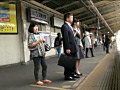 満員電車で痴○されガニ股でイキ続ける痙攣女5