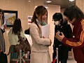 美術館で白い本気汁を恥ずかしいほど垂れ流す敏感娘
