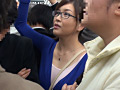 暴走する男子校生の痴○を止められず濡れてしまう巨乳妻