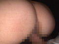 レイトショーで声も出せずイカされた隙に生ハメされた女