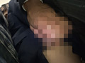腰をひねり絶頂を拒み続ける女子○生の失禁がまん顔