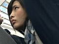 腰をひねり絶頂を拒み続ける女子○生の失禁がまん顔
