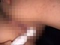腰をひねり絶頂を拒み続ける女子○生の失禁がまん顔