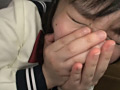 腰をひねり絶頂を拒み続ける女子○生の失禁がまん顔