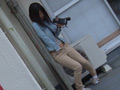 温泉で自画撮りオナニーにふける女をのぞいたのがバレて