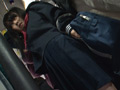 満員バスで制服越しに乳揉み痴○される巨乳女子○生