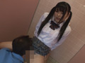 リードを引っ張られガニ股でイキ漏らすJK