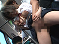 満員バスで制服越しに乳揉み痴○される巨乳女子○生2