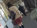 スカートの中の股間いじりでパンティは愛液まみれ！