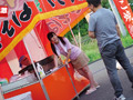 接客中に感じまくるバイト娘 真夏の看板娘中出しSP