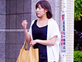 服の中にリモバイをつけられ家族の前でイカされた巨乳妻