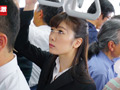 痴○師に満員電車の中で下着姿にされ抵抗できない敏感女