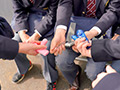 満員電車で男子学生集団のイカせゲームに巻き込まれ
