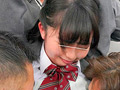 ちっちゃな女の子を囲んでネチネチ痴○する卑劣巨漢集団