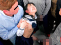 ちっちゃな女の子を囲んでネチネチ痴○する卑劣巨漢集団