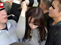 ワンピースで満員電車に乗り込み触られて喜ぶ変態女