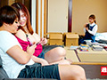 働くうぶ娘に下品なSEXを見せつけて巻き込み混合3P