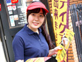 接客中に顔を紅潮させながら感じまくる娘 カレー屋