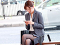 痴○師にパンストの中で手マンされ潮を吹きまくる女4