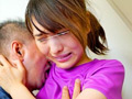 密室で汗ばむカラダを舐められ感じる女子○生