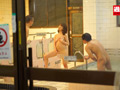 銭湯媚○痴○ 美巨乳女を男湯で失禁イキさせ連続中出し
