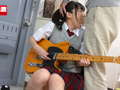 媚○チ○ポで即イラマ8 ギターの練習に励む女の子