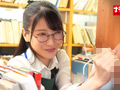 青年チ○ポを本棚越し手コキでこっそり発射