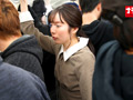 固定バイブが抜き取れず腰をくねらせイキ漏らす女