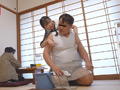 帰省中に乳首をいじられ続け中出し アイドル好き姪っ子