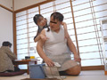 帰省中に乳首をいじられ続け我慢できずに中出し