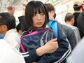 通学電車で突然ジャージをずり下げられるスポーツ女子