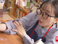 青年チ○ポを本棚越し手コキでこっそり発射2