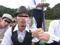 ゲイミルク牧場 ゲイミルクを生搾り