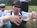 ゲイミルク牧場 ゲイミルクを生搾り