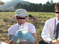 ゲイミルク牧場 ゲイミルクを生搾り