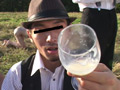 ゲイミルク牧場 ゲイミルクを生搾り
