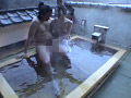 混浴温泉で勃起チ○ポを見て興奮しちゃったお姉さん。