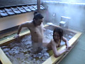 混浴温泉で勃起チ○ポを見て興奮しちゃったお姉さん。