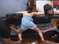 顔を歪めて笑いを堪えるキュートな女子