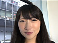 自撮り棒を持つ女